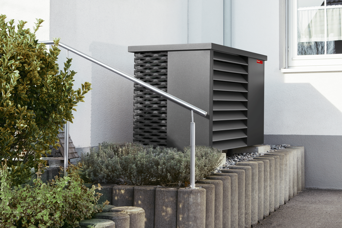 Moderne Wärmepumpe neben einem Hausinstalliert