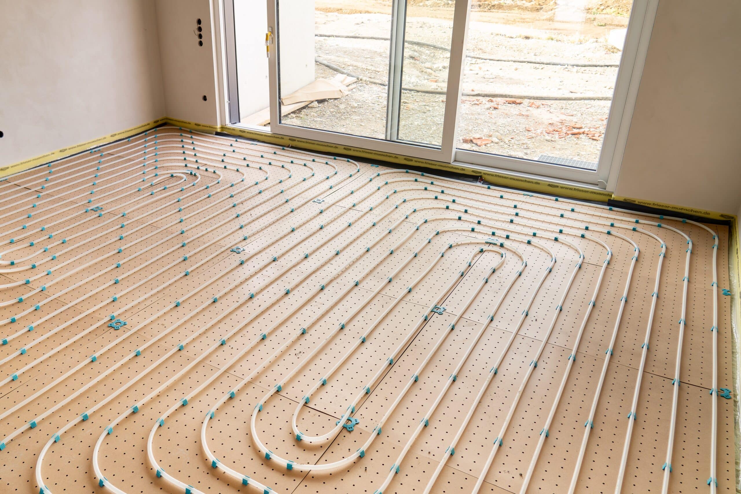 Fußbodenheizung Installation im leeren Raum