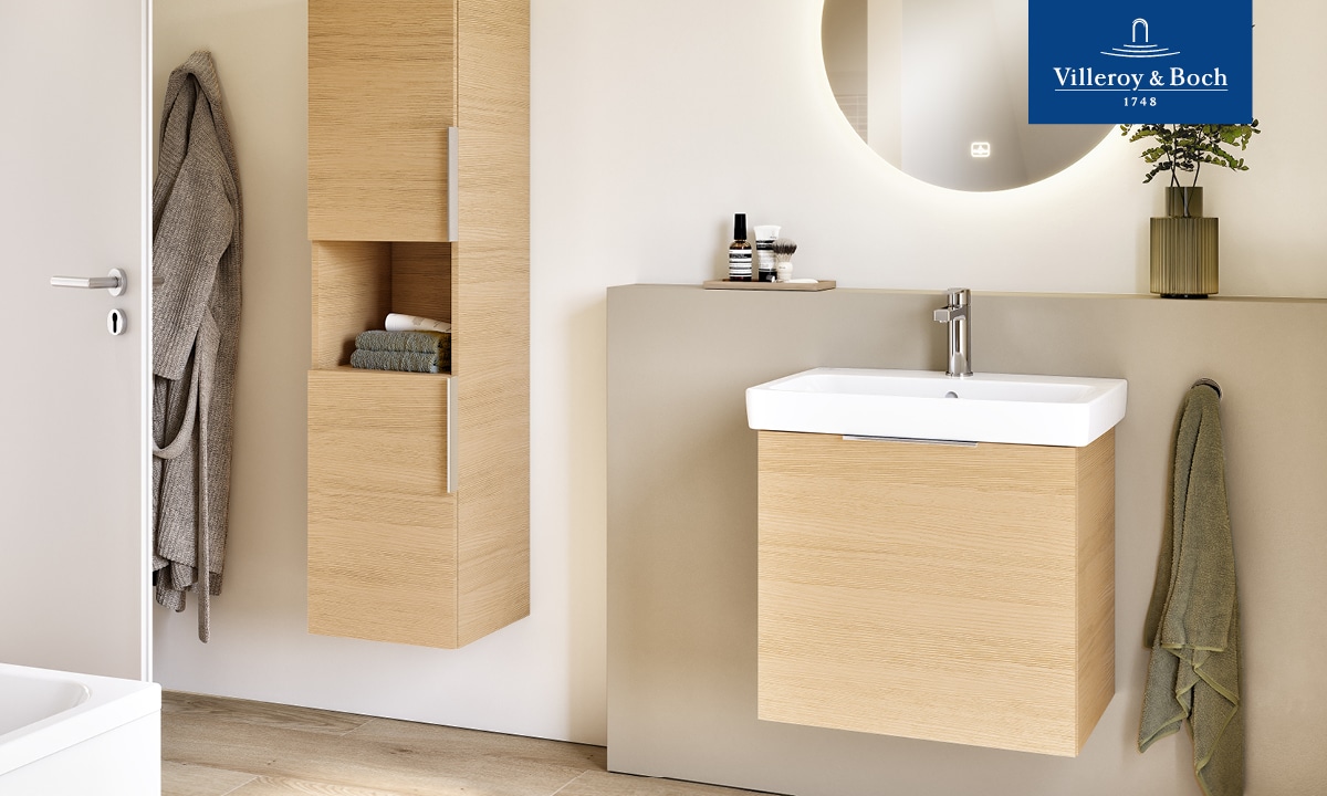 Modernes Badezimmer mit Waschtisch und Spiegel