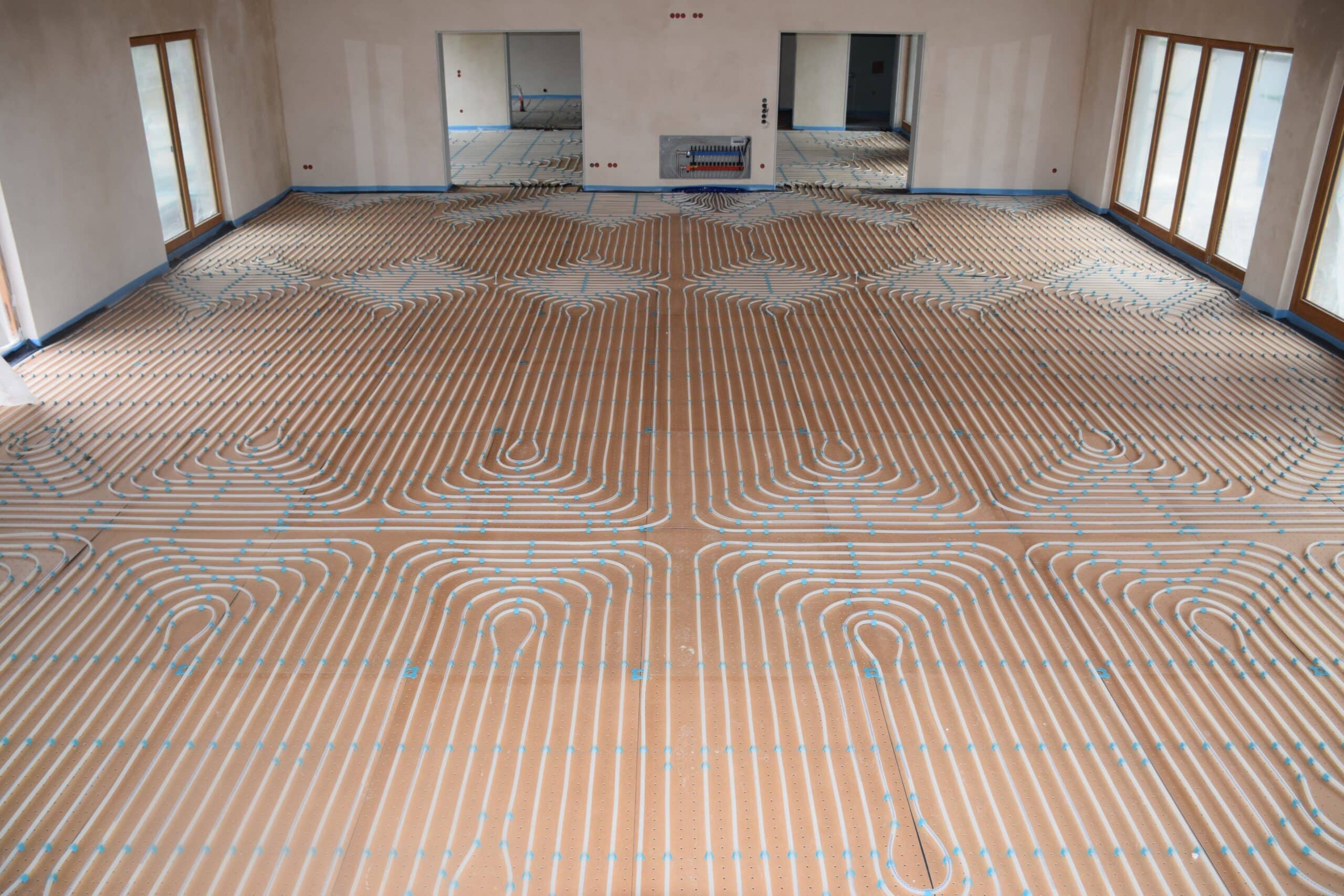 Installation einer Fußbodenheizung in leerem Raum