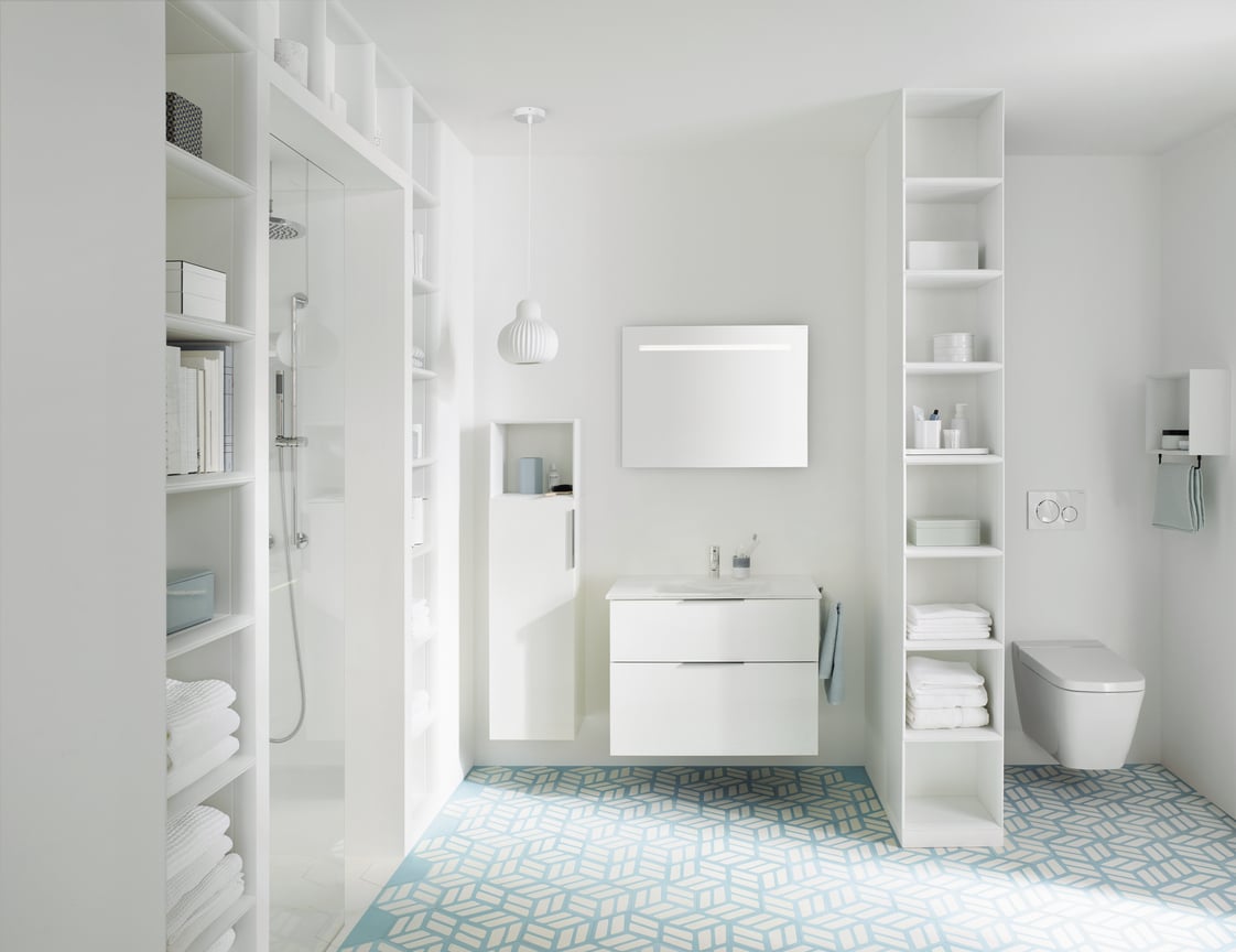 Modernes weißes Badezimmer mit blauem Bodenmuster.