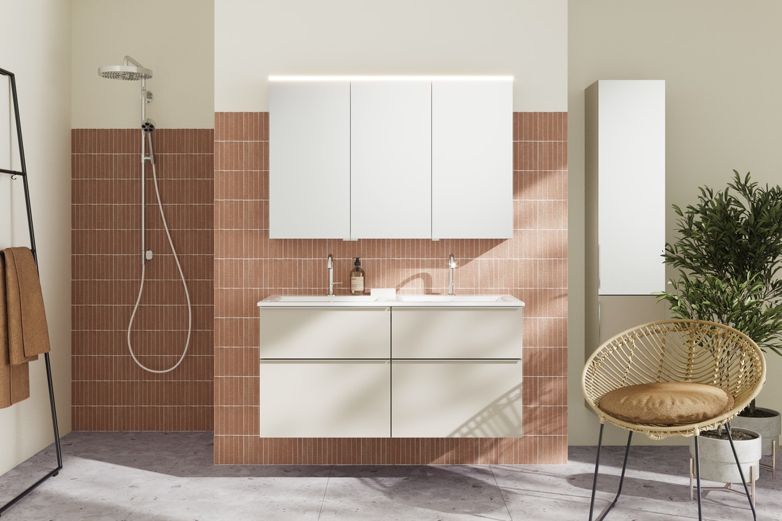 Modernes Badezimmer mit Dusche und Waschtisch