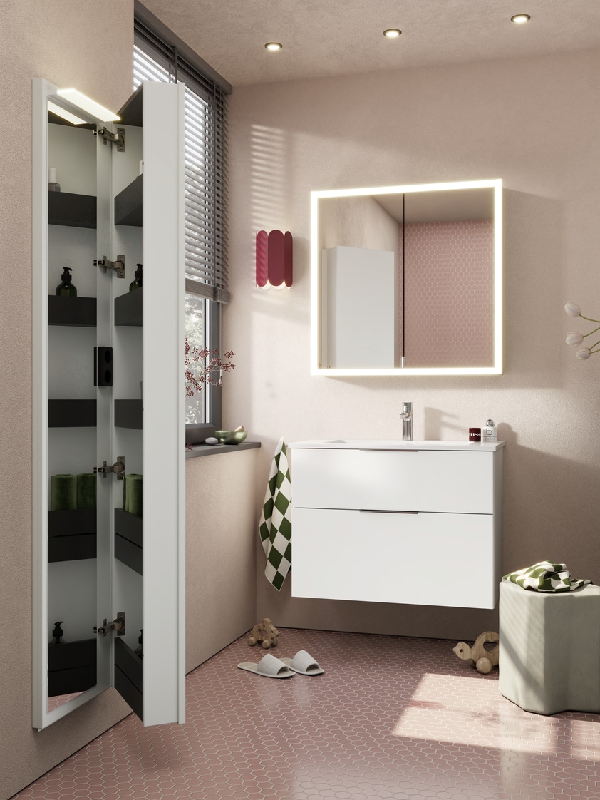 Modernes Badezimmer mit Spiegel und Waschbecken