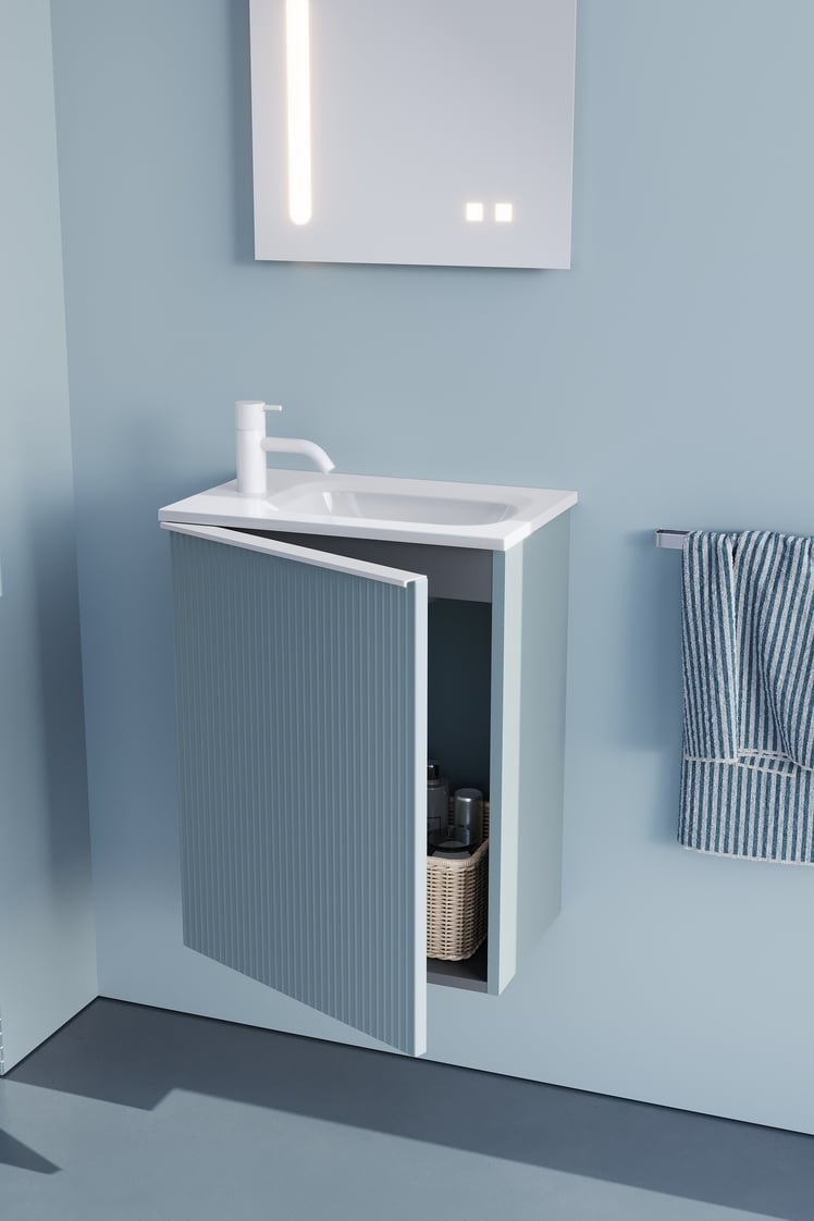 Modernes Badezimmer mit Waschbecken und Handtuch.