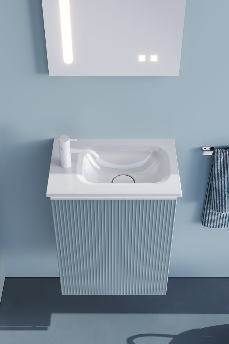 Modernes Badezimmer mit Waschbecken und Spiegel