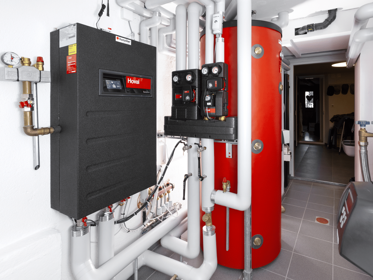 Moderne Heizungsanlage im Technikraum
