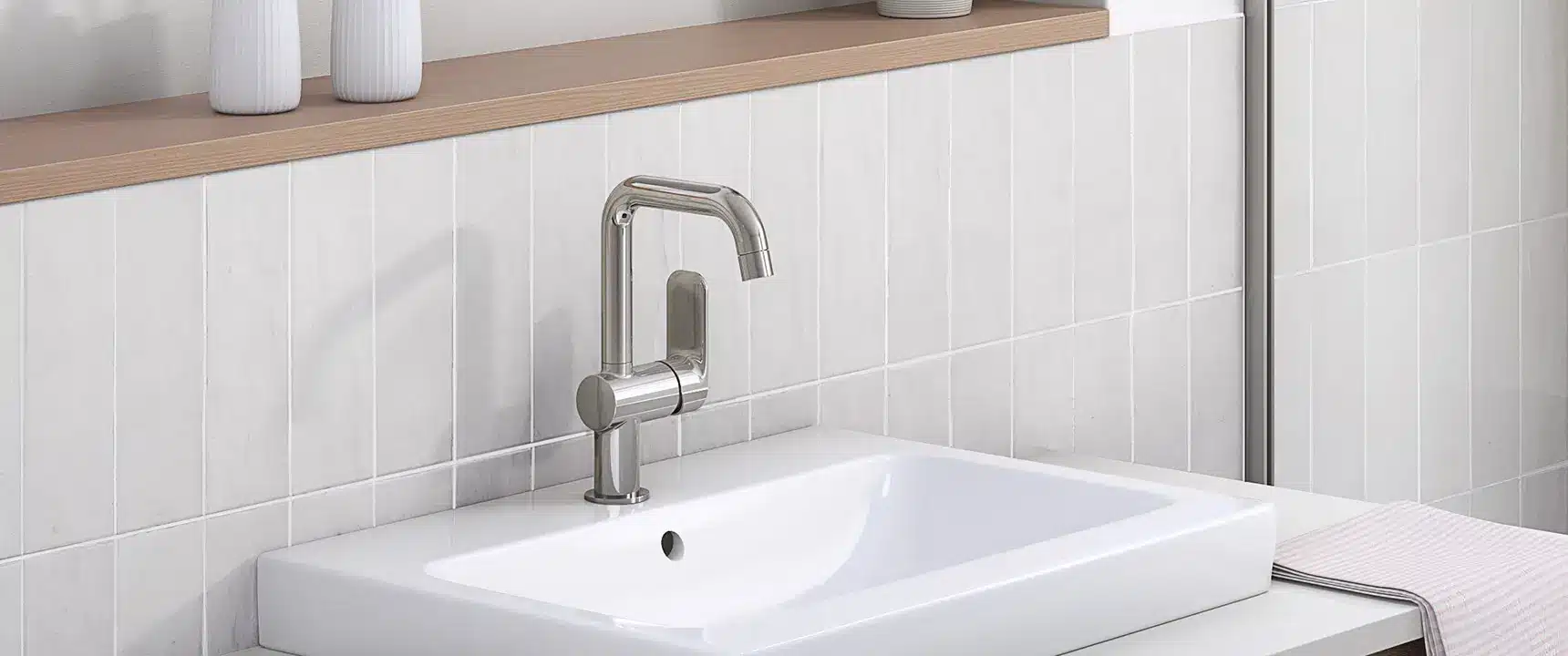 Moderner Wasserhahn und Waschbecken im Badezimmer