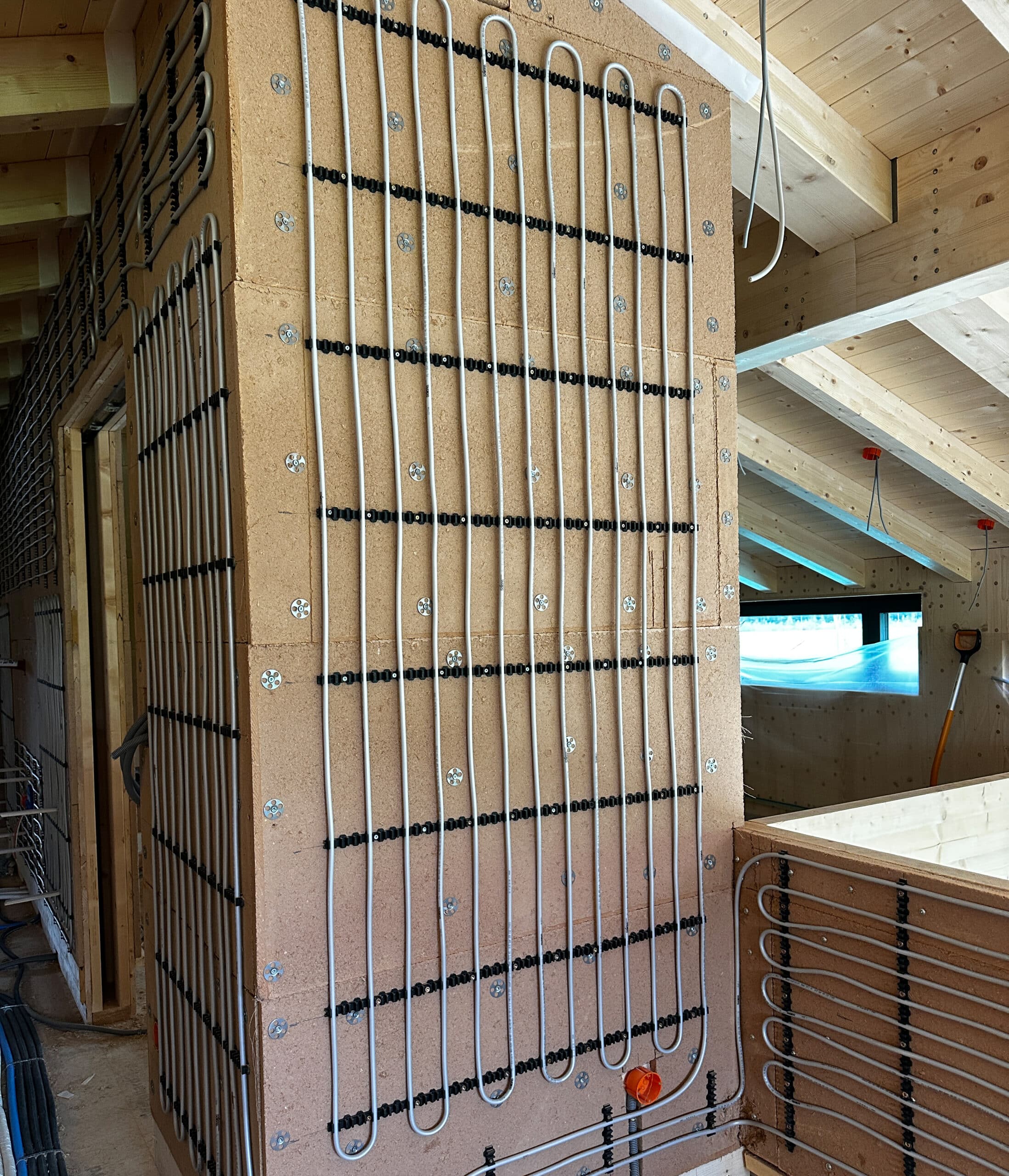 Installierte Wandheizung in einem Holzhaus.