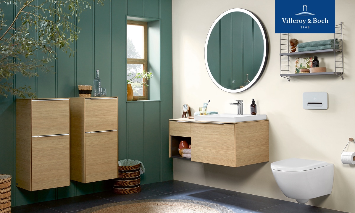 Modernes Badezimmer mit hölzernen Schränken und Spiegel.