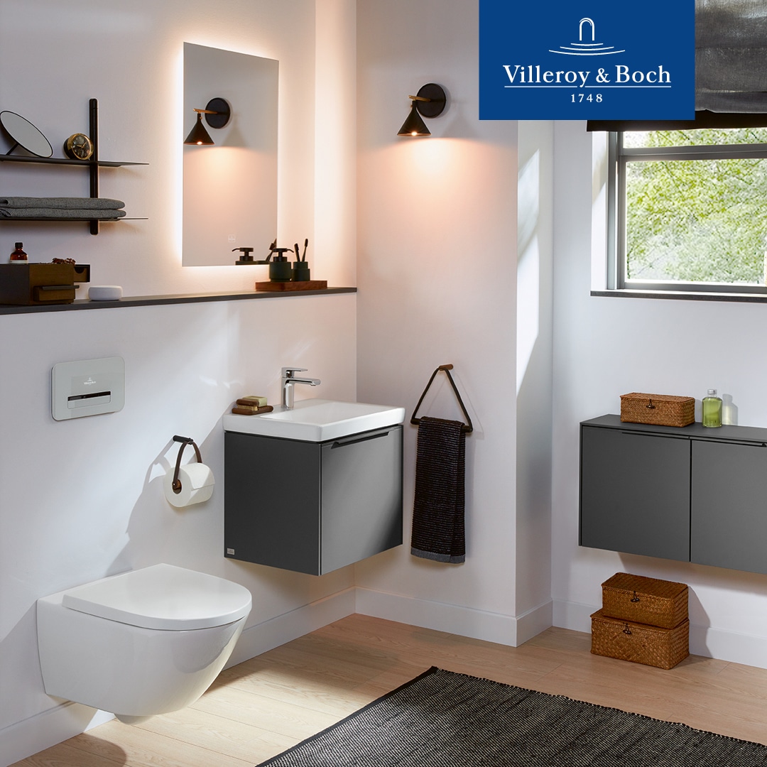 Modernes Badezimmer mit Wandschrank und Waschbecken.