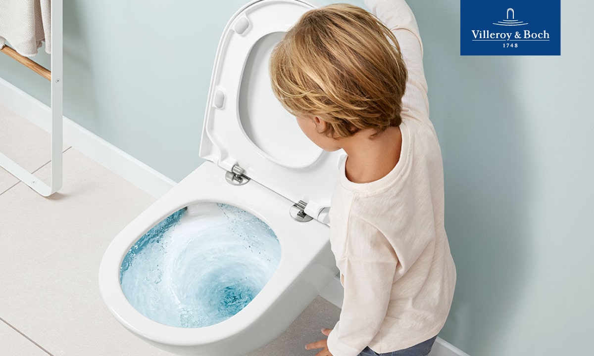 Kind betrachtet Toilette mit Wasserwirbel.